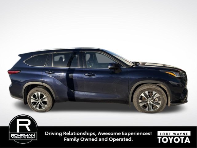 Used 2020 Toyota Highlander XLE AWD/4WD image 3