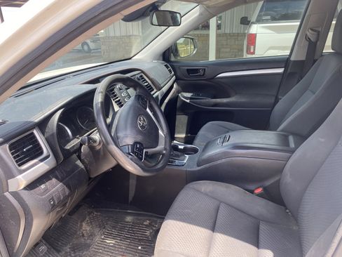Used 2017 Toyota Highlander LE image 3