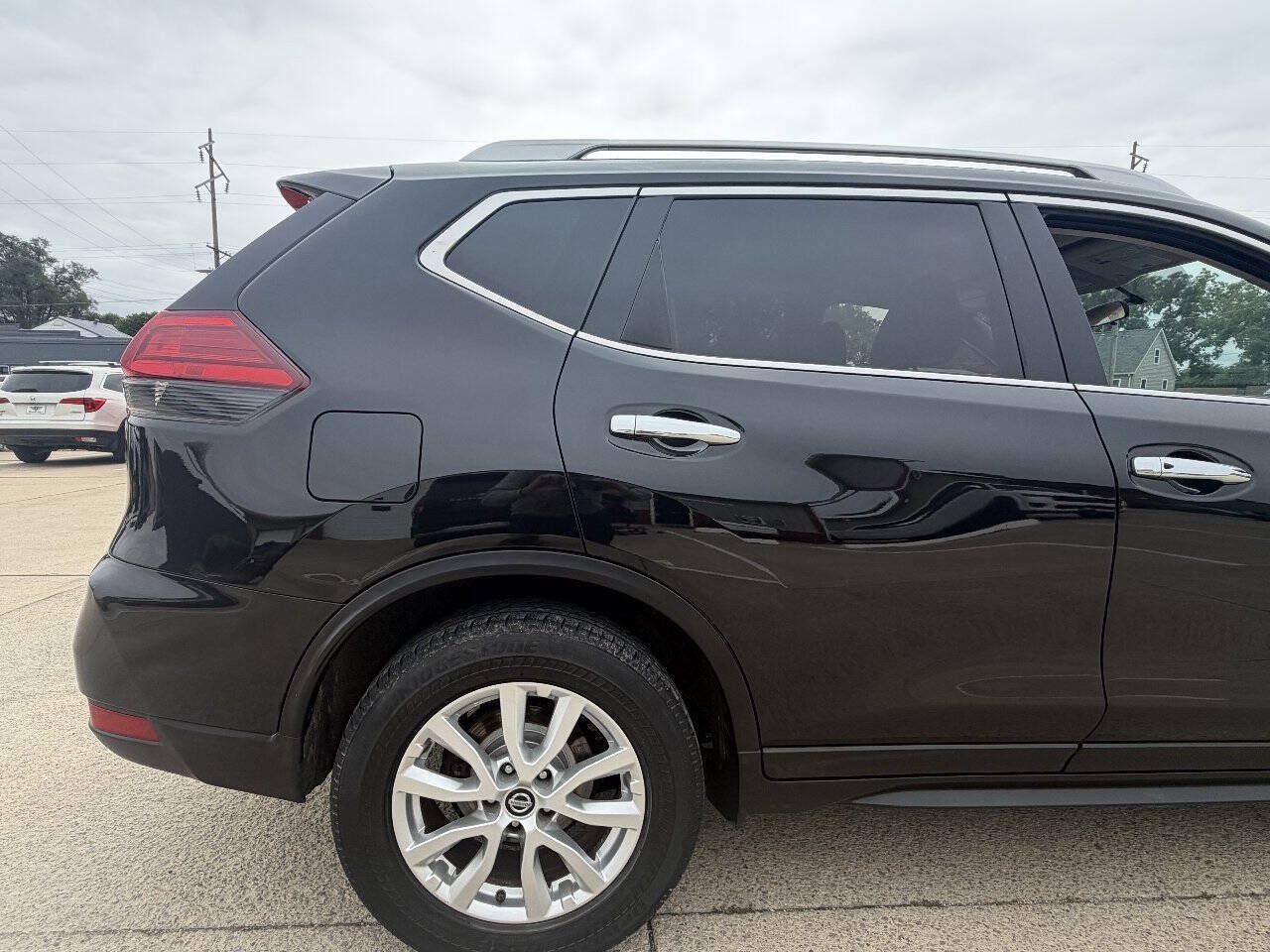 Used 2017 Nissan Rogue SV w/ SV Premium Package FWD image 12