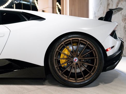 Used 2018 Lamborghini Huracan Performante AWD/4WD image 9
