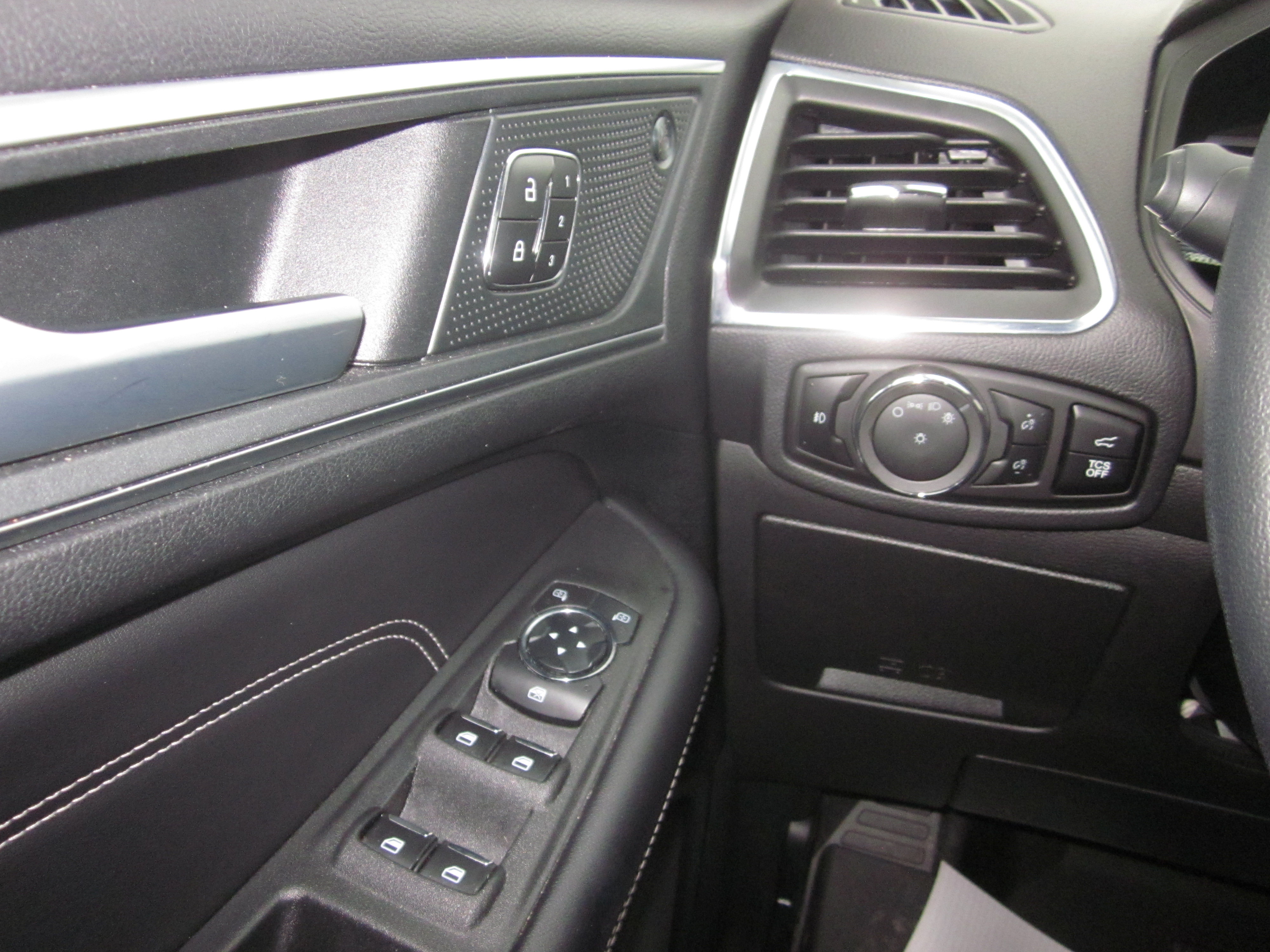 Used 2024 Ford Edge Titanium AWD/4WD image 18