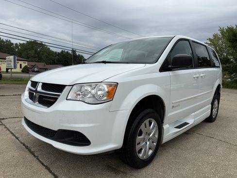 Used 2016 Dodge Grand Caravan SE w/ Quick Order Package 29E SE FWD image 2