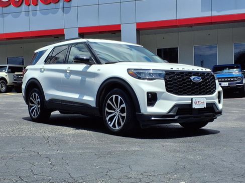 Certified 2025 Ford Explorer ST-Line AWD/4WD image 4