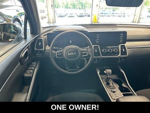 Used 2023 Kia Sorento LX FWD image 2