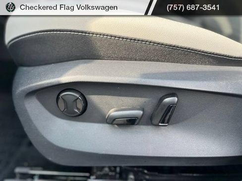 Used 2025 Volkswagen Taos SE FWD image 23