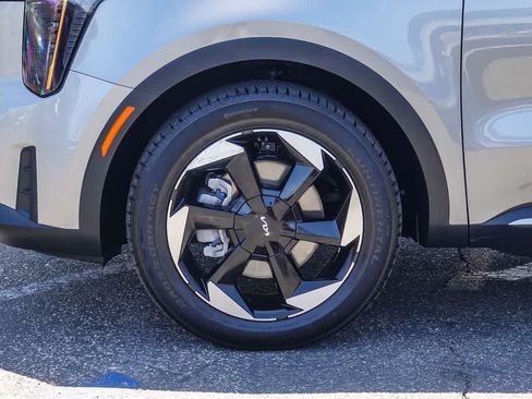 Certified 2025 Kia Sorento EX AWD/4WD image 10