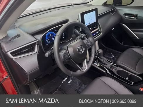 Used 2025 Toyota Corolla Cross XLE w/ Convenience Package FWD image 15