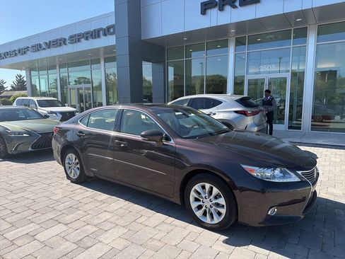 Used 2015 Lexus ES 300h w/ Navigation System Package image 5