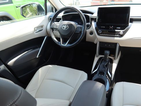 Used 2023 Toyota Corolla Cross XLE w/ Convenience Package FWD image 10