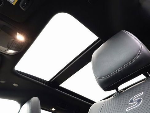 Used 2025 Chrysler Pacifica Limited image 30