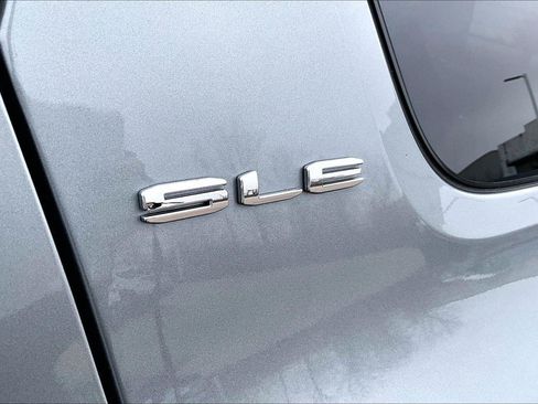 Used 2023 GMC Acadia SLE w/ Driver Convenience Package AWD/4WD image 9