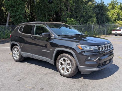 Used 2024 Jeep Compass Latitude AWD/4WD image 2