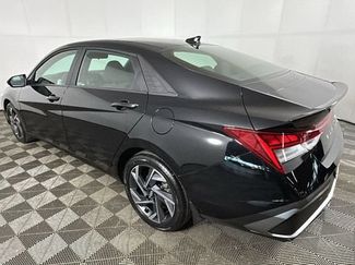 Used 2025 Hyundai Elantra SEL FWD video 5