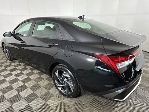 Used 2025 Hyundai Elantra SEL FWD image 5