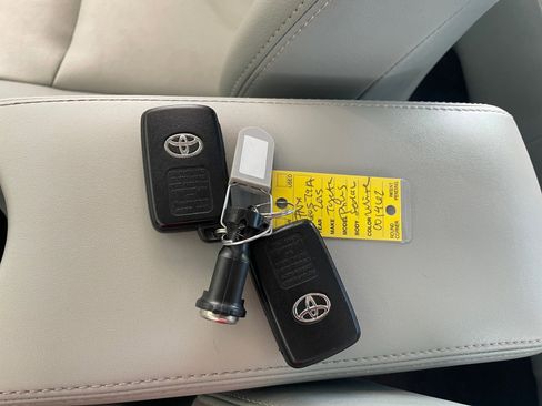 Used 2015 Toyota Prius Four image 31