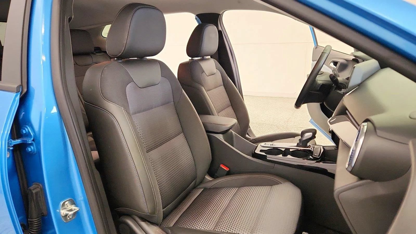 Used 2025 Chevrolet Trax LT w/ Driver Confidence Package FWD image 30