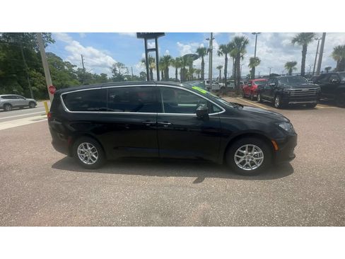 Used 2022 Chrysler Voyager LX FWD image 9