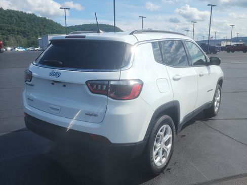 Used 2024 Jeep Compass Latitude w/ Convenience Group AWD/4WD image 5