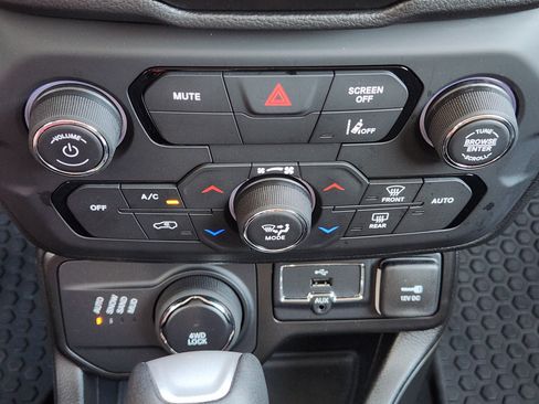 Used 2023 Jeep Renegade Latitude w/ Premium Group AWD/4WD image 21