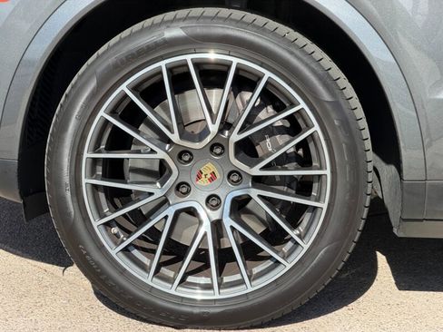 Used 2023 Porsche Cayenne Platinum Edition image 34