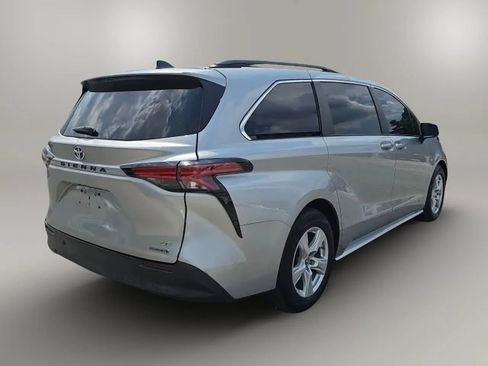 Used 2021 Toyota Sienna LE w/ LE Plus Package FWD image 7