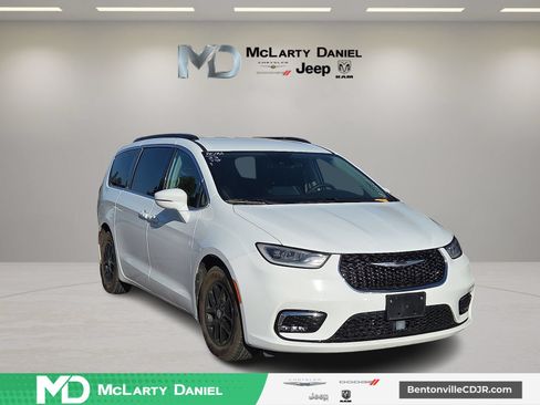 Used 2022 Chrysler Pacifica Touring-L FWD image 1