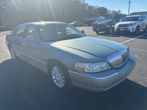Used 2005 Lincoln Town Car Signature image 1