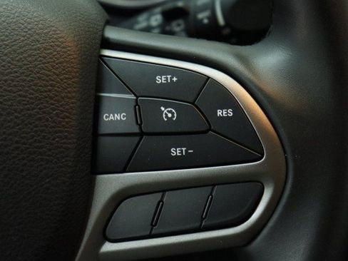 Used 2019 Jeep Cherokee Latitude Plus FWD image 12