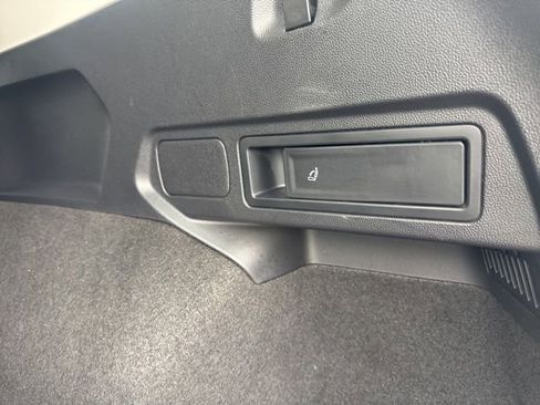 Certified 2024 Volkswagen Tiguan SE image 21