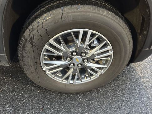 Used 2025 Chevrolet Traverse LT image 37