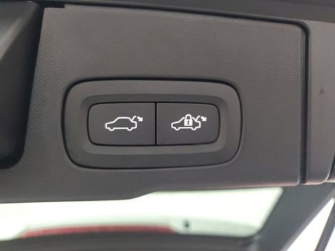 Used 2018 Volvo XC60 T5 Momentum w/ Vision Package image 12