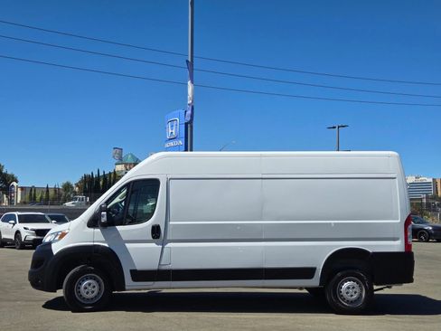 Used 2025 RAM ProMaster 2500 w/ Convenience Group FWD image 4