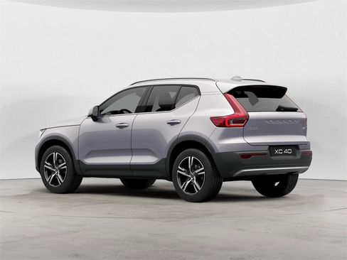 Certified 2025 Volvo XC40 B5 Core image 3