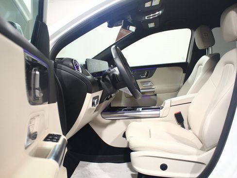 Used 2025 Mercedes-Benz GLA 250 4MATIC image 17