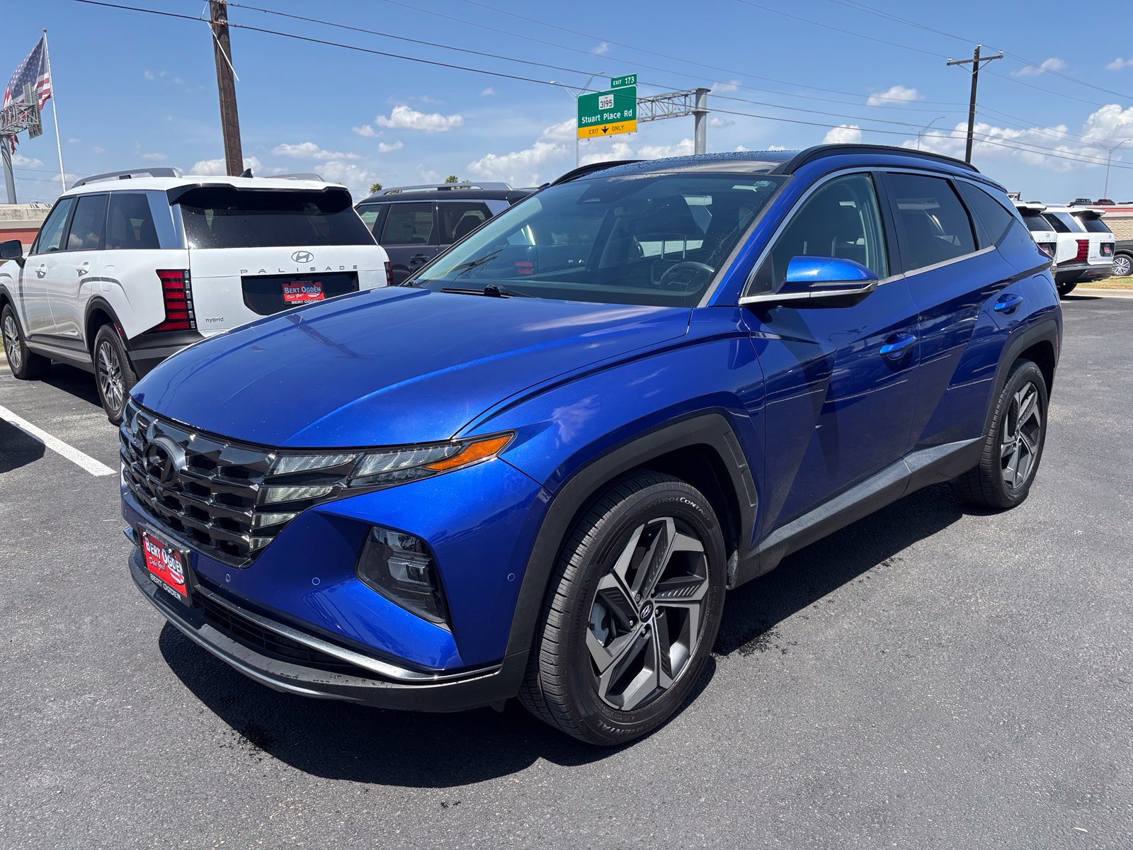 Certified 2022 Hyundai Tucson Limited w/ Cargo Package AWD/4WD image 3
