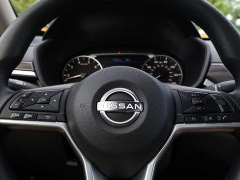 Certified 2025 Nissan Altima 2.5 SV FWD image 9