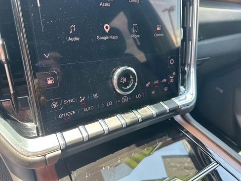 Used 2025 GMC Yukon Denali AWD/4WD image 19