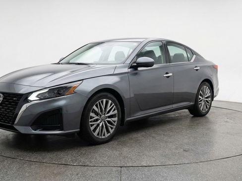Used 2025 Nissan Altima 2.5 SV FWD image 3