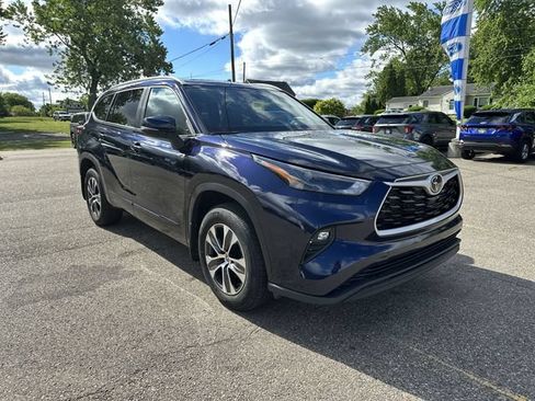 Used 2025 Toyota Highlander XLE AWD/4WD image 11