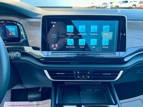 Used 2024 Volkswagen Atlas SE image 13