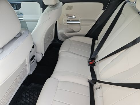 Used 2025 Mercedes-Benz GLA 250 image 29