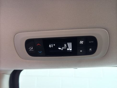 Used 2023 Chrysler Pacifica Touring-L image 13