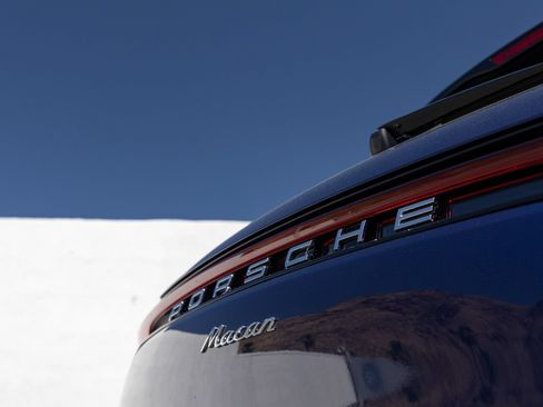Certified 2025 Porsche Macan AWD/4WD image 12