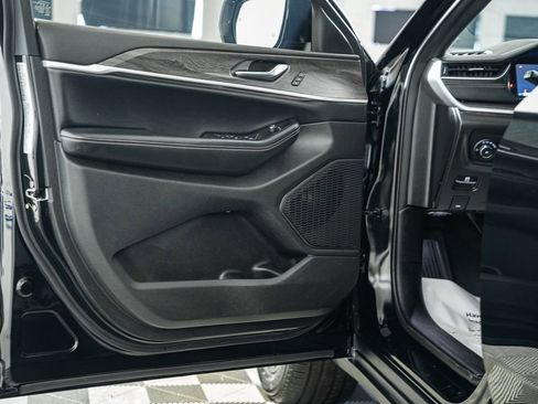 Used 2025 Jeep Grand Cherokee Limited w/ Luxury Tech Group II image 43