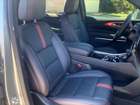 Used 2024 Chevrolet Traverse RS w/ LPO, Floor Liner Package AWD/4WD image 7