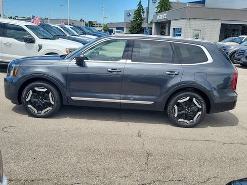Used 2023 Kia Telluride S w/ S Sunroof Package FWD image 2