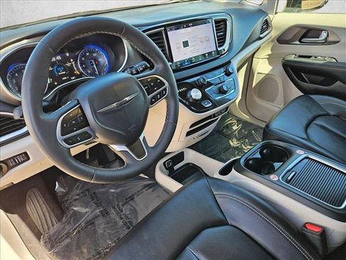 Used 2024 Chrysler Pacifica Touring-L FWD image 12