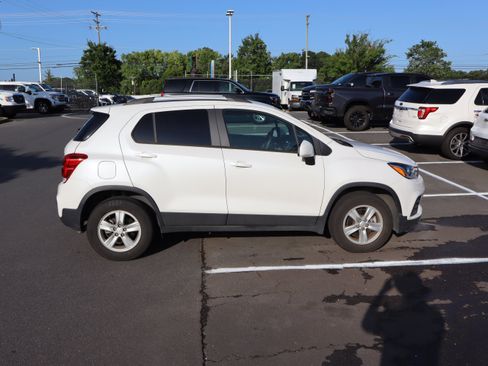 Used 2022 Chevrolet Trax LT w/ LT Convenience Package AWD/4WD image 23