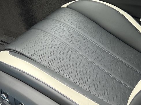 Used 2025 Bentley Flying Spur Plug-In Hybrid image 47