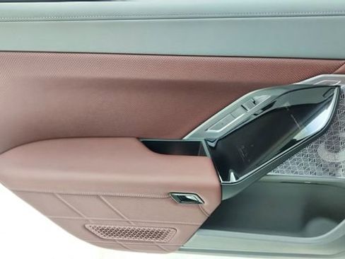 Used 2025 BMW i7 eDrive50 w/ Executive Package image 32